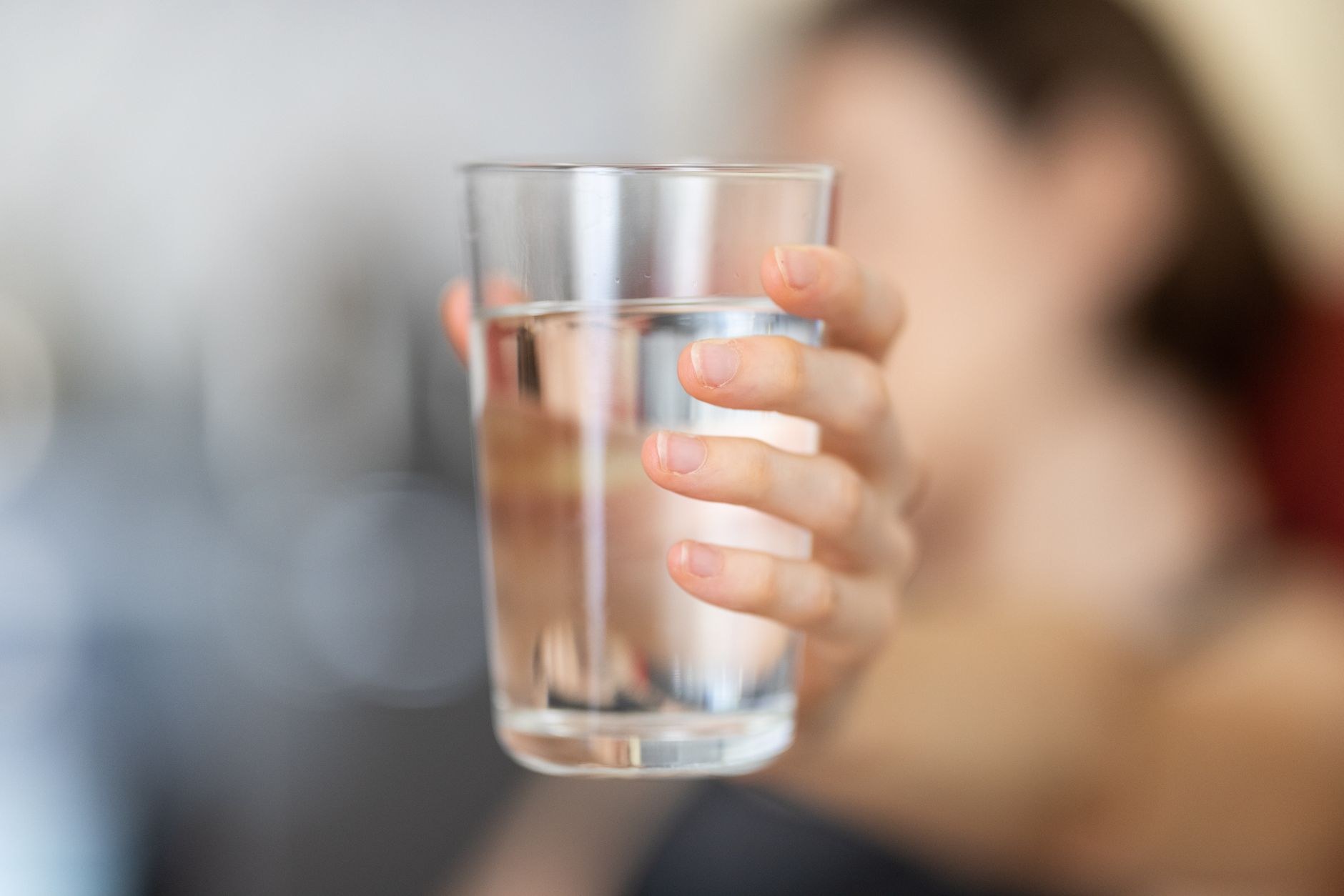 Persona bebiendo un vaso de agua