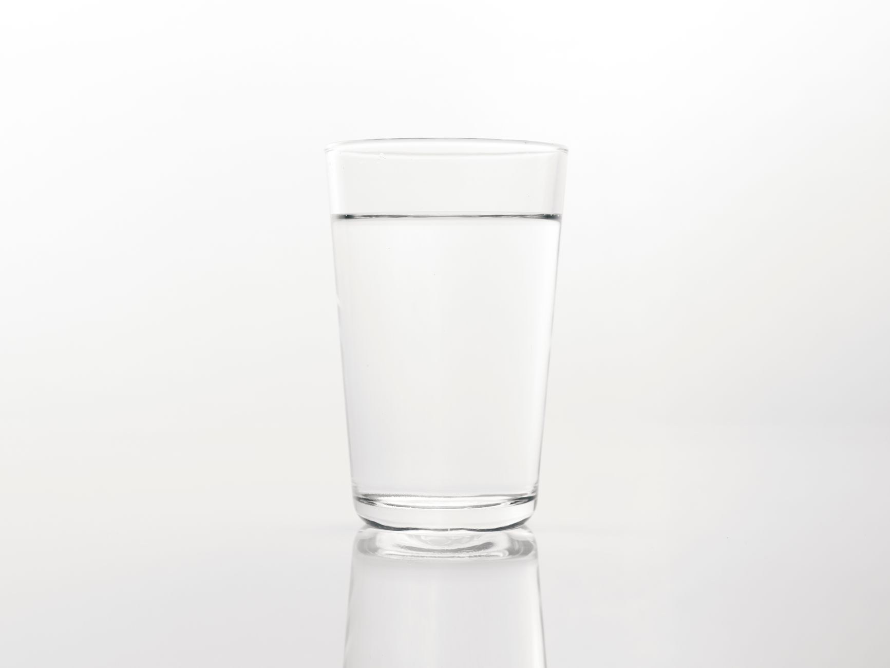 Vaso de agua, clave en la prevención de los cálculos renales