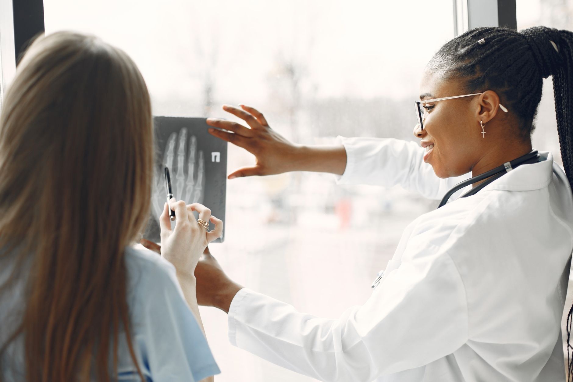 Consulta médica revisando exámenes
